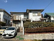手入れの行き届いた庭が魅力の外観は、四季折々の自然を楽しめる空間です。ガーデニング好きにぴったりです。