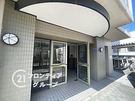 マンションのエントランスは、住まう方々を迎える洗練された空間です。日常の出入りを快適にするための工夫がされています。