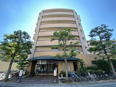 外観:スーパー、コンビニが徒歩圏内のマンションは、日常の買い物が便利で、生活の利便性が高い魅力的な住環境です! 外観:スーパー、コンビニが徒歩圏内のマンションは、日常の買い物が便利で、生活の利便性が高い魅力的な住環境です!