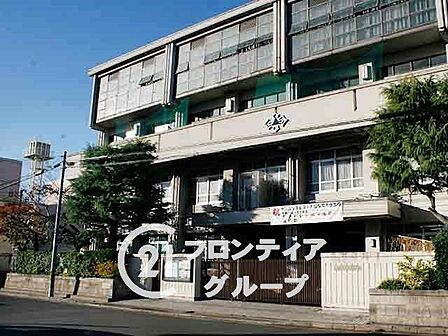 京都市立伏見中学校 徒歩15分。1947年に設立された公立中学校で、部活動が盛んです。ラグビー部や男子バレーボール部が全国大会に出場するなど、スポーツ活動が活発です。また、校舎は最新の設備が整ってい…