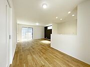 リビングは、家族や友人との時間を楽しむのに最適な広さです。快適な居住空間を提供します。
