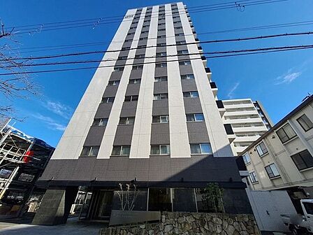 機能性とデザイン性を兼ね備えたマンション外観は、住む人に快適な生活を提供します。スタイリッシュなデザインが魅力で、日々の生活に彩りを添えます