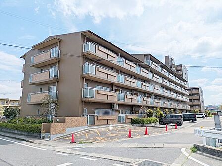 緑が多く落ち着いた雰囲気があり、マンションと周辺の雰囲気が調和されて住み心地が良さそうです。