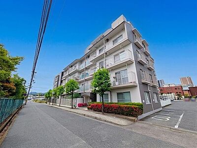 外観:緑が多く落ち着いた雰囲気があり、マンションと周辺の雰囲気が調和されて住み心地が良さそうです。 外観:緑が多く落ち着いた雰囲気があり、マンションと周辺の雰囲気が調和されて住み心地が良さそうです。