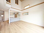 上部吹き抜けの開放感あふれるリビングダイニングです