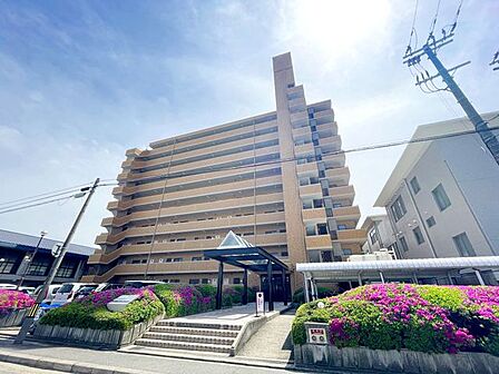 機能性とデザイン性を兼ね備えたマンション外観は、住む人に快適な生活を提供します。スタイリッシュなデザインが魅力で、日々の生活に彩りを添えます