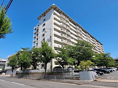 外観:駅から徒歩11分のマンションは、通勤や通学にとても便利で、時間を有効に使える素晴らしい立地です! 外観:駅から徒歩11分のマンションは、通勤や通学にとても便利で、時間を有効に使える素晴らしい立地です!