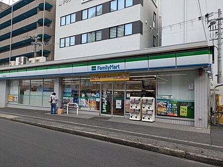 ファミリーマート草津西大路店 徒歩1分。 80m
