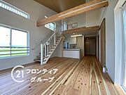 吹き抜けリビングで開放的な空間！