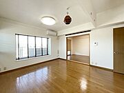 窓から差し込む光で家族を温かく包み込みます。明るいリビングで子育てする喜びを！いつでも見学可能です！