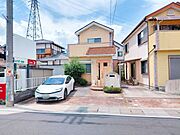広々とした駐車スペースを備えた外観は、車の出し入れがスムーズで便利です。家族の車を安心して停められます