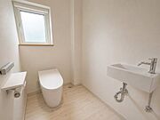 ※AIで家具消去してます。かなり広めに作られているトイレです。