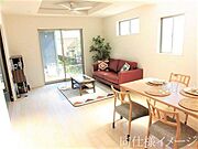 ＼同仕様写真／LDKには大きな窓からたくさんの光が入り、明るく、開放的な空間を演出してくれます。お友達が遊びに来た時も自慢のリビングになりますね！