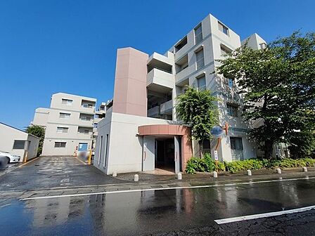 6帖の和室は客間やくつろぎスペースに多目的活用可能。RC造5階建ての3階部分で落ち着いた住環境。周辺にスーパー・コンビニ・郵便局も揃い便利です。