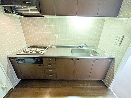 機能的な設備に整えられたシステムキッチンは、まるでおしゃれなカフェのようです。広々としたワークトップでお料理も捗りますし、リビングを見渡せる開放的な設計が家事の時間を楽しくしてくれます