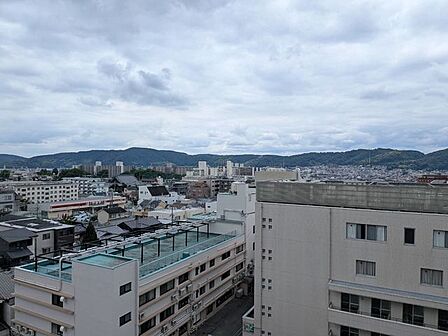 目の前に広がる視界を遮るものがない開放的な眺望は、この住まいならではの特権です。時間とともに表情を変える空の色や街の灯りを眺めることで、日々の忙しさを忘れて心穏やかなひと時を過ごせます