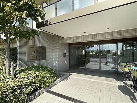 落ち着いた雰囲気のエントランスは、訪れる人に心安らぐ空間を提供し、温かく迎えてくれます!