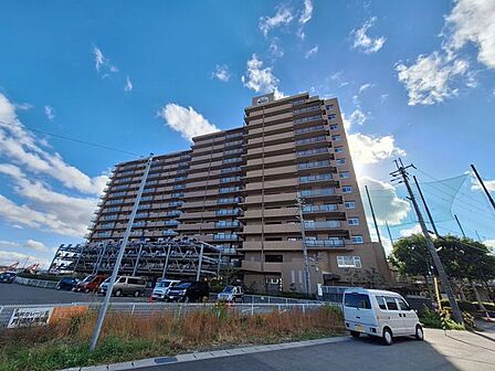 空へと伸びる堂々としたシルエットがとても印象的ですね!日当たりも良さそうで青空の下で輝くタイルの質感が上質な暮らしを予感させてくれる素敵なマンションですね!