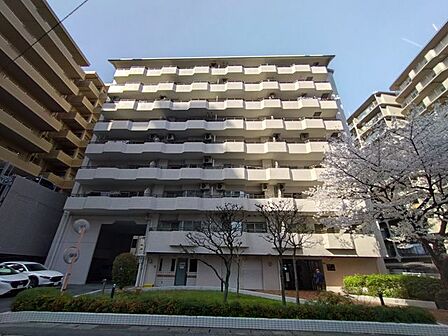 都会の空に美しくそびえ立つモダンで気品溢れるフォルム！道行く人の目を惹きつける圧倒的な存在感と、細部までこだわり抜かれた意匠が織りなすラグジュアリーな住まいの顔！