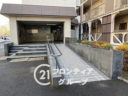 スロープも完備されたバリアフリー設計のエントランスは、ご家族皆様が安心して利用できますね!高級感漂う入り口を通り抜けるたびに、心落ち着く安らぎを感じられますね!