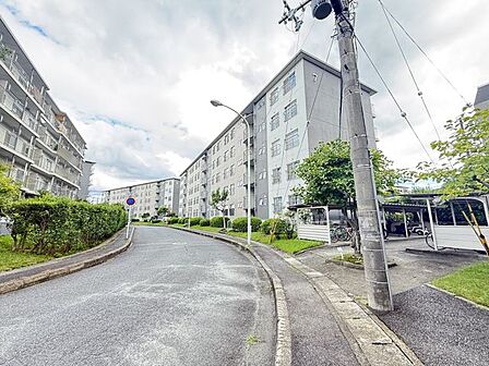 住まい選びは、価格や立地だけでなく、将来の暮らし方まで含めて考えることが大切です。今の段階で気になっていることを、まずスタッフに話してみてください