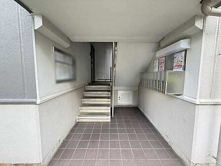 必要最低限の設備が整ったロビーで、実用性を重視した空間です