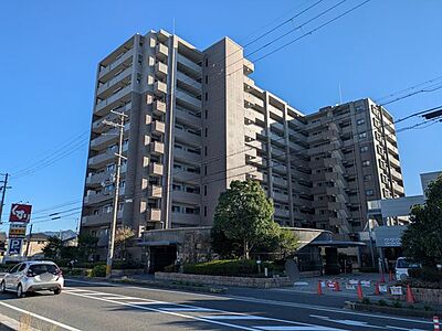 外観:空に向かって伸びる端正でスタイリッシュなシルエットが街並みに美しく映えますね!上質な存在感を放つ落ち着いた佇まいが、こだわりある大人の日常をしっとりと包み込みます 外観:空に向かって伸びる端正でスタイリッシュなシルエットが街並みに美しく映えますね!上質な存在感を放つ落ち着いた佇まいが、こだわりある大人の日常をしっとりと包み込みます