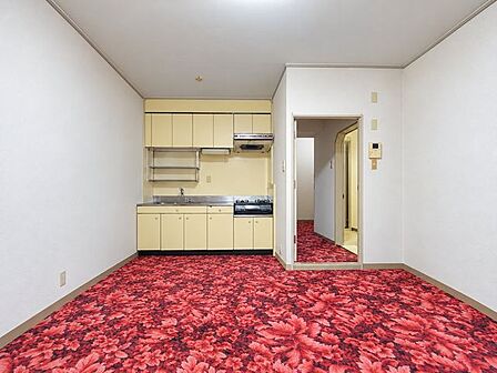 鮮やかな赤色のフロアがアクセントとなった個性豊かで温もりあふれるリビングですね！すっきりと整えられた空間が家族みんなの団らんの時間を心地よく彩ります