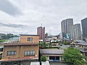バルコニーから見える風景は、心を和ませる空間を作り、日常の中に小さな楽しみを見つけられます