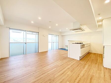 ご家族が集まるLDKは、バルコニーに面しており明るい陽射しが差し込みます。開口部が広いので開放的にお過ごしいただけます。