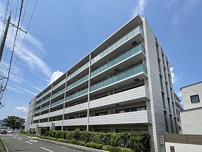 外観：6階建てマンションの2階部分です