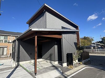 外観：静かな住宅街にたたずむ重厚感あるお家。落ち着いた色合いが素敵ですね。