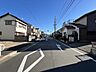 外観：南側前面道路です。道路の幅もゆとりがあり、駐車も焦らずできそうですね。（2024年12月24日撮影）