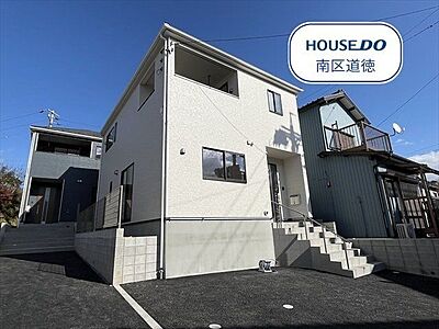 外観：4LDKの間取り、駐車はゆったり2台可能です。あいあい「東大平地」停まで徒歩約12分。スーパーやドラッグストア、病院など各種生活施設は車で約5分圏内にあります。（2024年12月27日撮影）