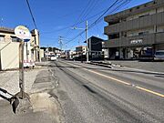 南東側前面道路です。東海緑線にあたります。知多バス「富田」停が目の前にあり、通勤や通学に便利な立地です。（2024年11月25日撮影）