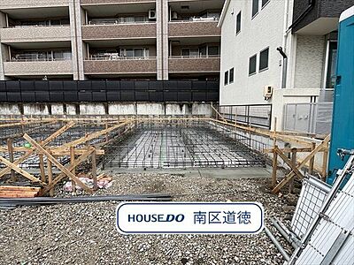 外観：2LDK+3Sの間取り、駐車は2台可能な3階建ての住まい。広い公園やスーパー、ドラッグストアなどが徒歩圏内に揃う生活に便利な住環境です。（2025年3月3日撮影）