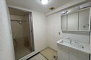 扱いやすいシャワー付き水栓。ミラーの裏側すべてが収納スペースで、広い鏡面を使える3面鏡タイプの洗面化粧台です。（2025年8月29日撮影）