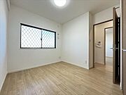 5帖北側洋室：北西側にあたる洋室です。窓には格子が取り付けられていますので、防犯面でも安心です。（2025年12月18日撮影）