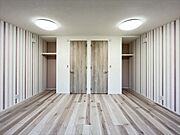 北側洋室：お部屋の扉と収納は2カ所に付いています。移動式間仕切りクローゼットをお部屋の中心に置くだけで、お部屋を区切ることもできます◎（2025年11月21日撮影）
