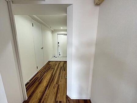 優しいお色のフローリングと白色の建具で、爽やかでありながら、あたたかみも感じられるお部屋となっています。