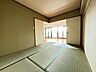 和室：6畳和室：南面ＬＤＫと隣接和室。ちょっと寝転んでみたり、洗濯物を畳んだり、いろんな用途に使えます。