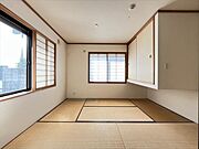 採光の良い和室はのんびりと寛げる空間。客間としても家族みんなの寛ぎの部屋としても多目的にお使い頂けます。
