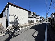 前面道路は一方通行ということもあり、車の通りも多くなく駐車がしやすいです。