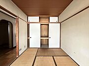 北側：布団や季節物の収納に便利な押入付きで、お部屋をいつでもすっきり保てます。