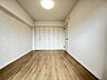 洋室：6.3帖：南バルコニーに繋がる洋室です。アクセントクロスが施され、お部屋が明るくあたたかい雰囲気に♪
