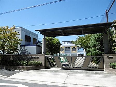 【名古屋市立伝馬小学校】【校訓】「明るく やさしく たくましく」【教育目標】◎ 進んで学び,たくましく伸びる子◎ 明るく生活し,人を大切にする子◎ きまりを守り,正しい行いをする子 240m