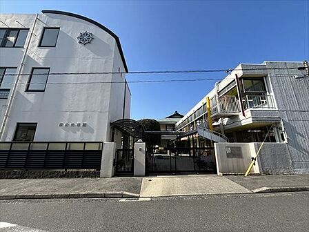 萩山幼稚園【保育】心を育てる自由遊び中心の保育【クラス】3歳児2クラス、4歳児3クラス、5歳児2クラス【教職員】教員11名、園長、副園長、講師、事務員、運転手【通園バス】希望者利用【制服】スモック…