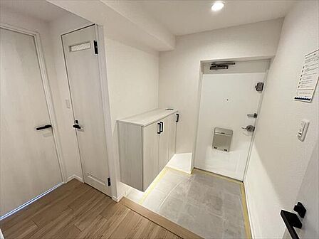 優しいお色のフローリングと白色の建具で、爽やかでありながら、あたたかみも感じられるお部屋となっています。