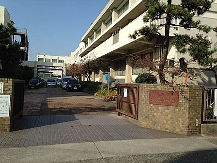 【名古屋市立大江中学校】【教育目標】「心身ともにたくましい個性豊かな実践力に富む生徒を育成する。」【努力点テーマ】「ともに学び、ともに生きる」～キャリア教育の充実～ 570m