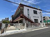 お茶の花こども園生後2ヶ月〜5歳児クラス。0歳からNative講師による英語教育、ダンスレッスンを受けます。お芋掘りなどの食育体験、鉛筆を持って書く練習、そろばん指導を受けます。 870m